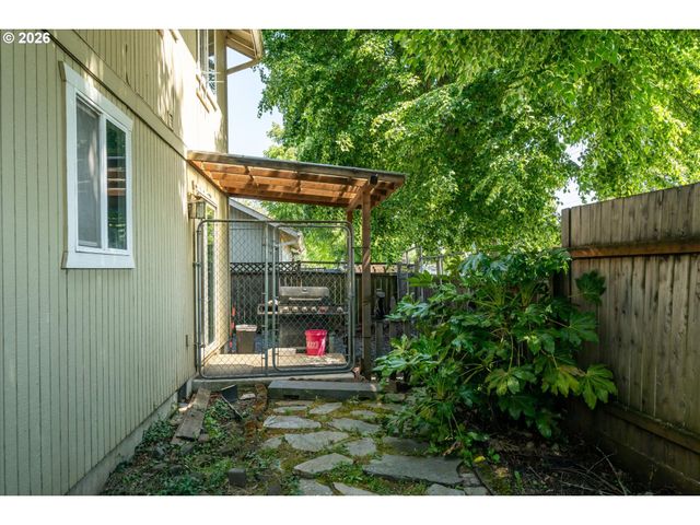 995 KINTZLEY Ave, Springfield, OR 97478