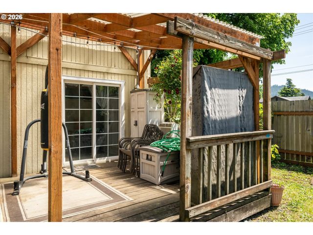 995 KINTZLEY Ave, Springfield, OR 97478