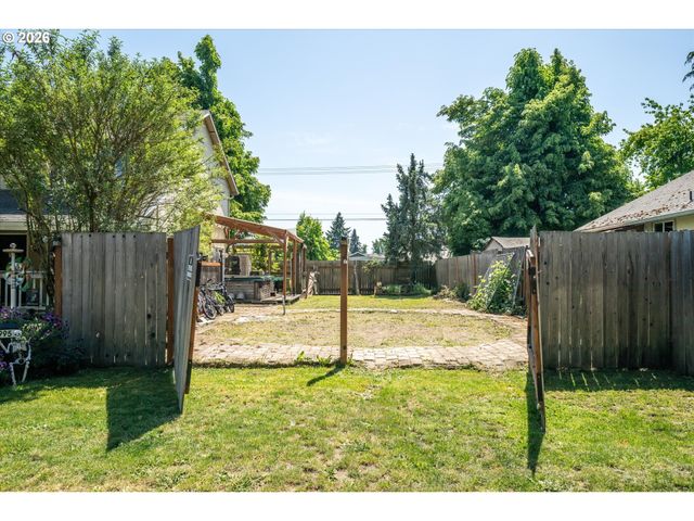 995 KINTZLEY Ave, Springfield, OR 97478
