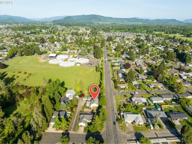 995 KINTZLEY Ave, Springfield, OR 97478