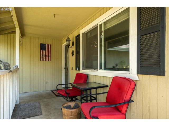 995 KINTZLEY Ave, Springfield, OR 97478
