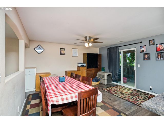 995 KINTZLEY Ave, Springfield, OR 97478