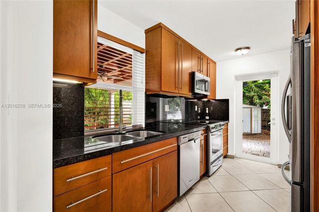 6890 SW 51st St, Miami, FL 33155