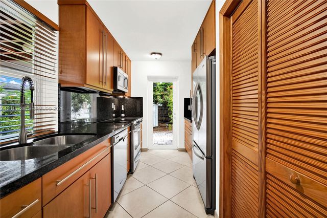 6890 SW 51st St, Miami, FL 33155