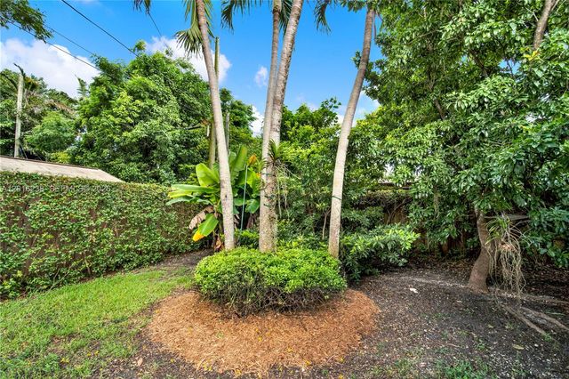 6890 SW 51st St, Miami, FL 33155