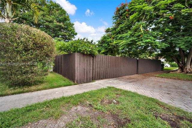 6890 SW 51st St, Miami, FL 33155