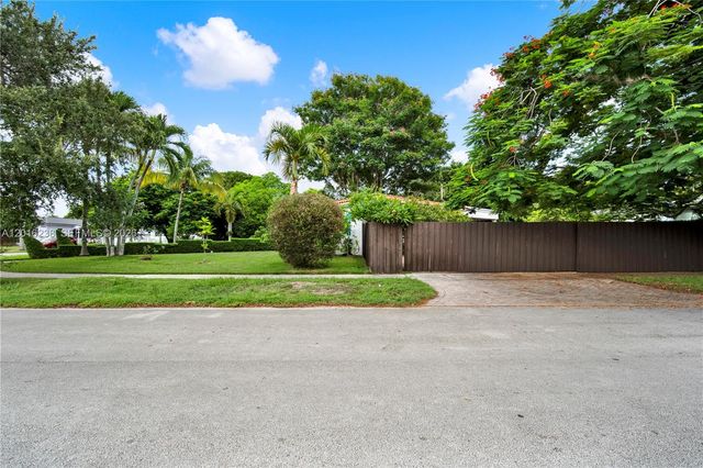 6890 SW 51st St, Miami, FL 33155