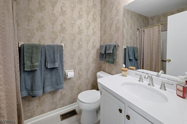 10 Rushmore Ln, Allamuchy Twp., NJ 07840