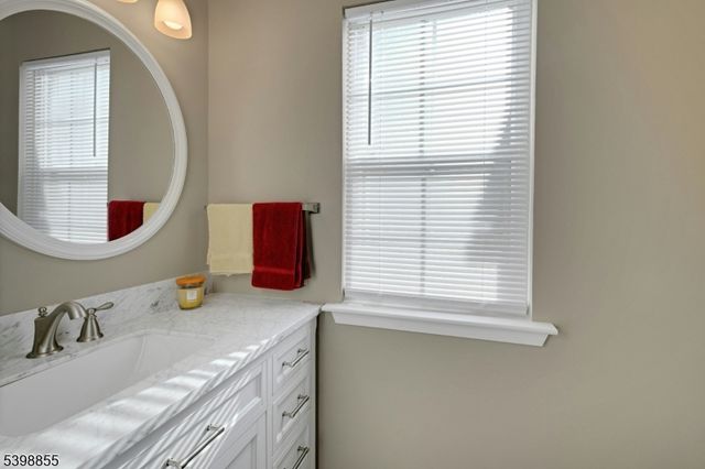 10 Rushmore Ln, Allamuchy Twp., NJ 07840