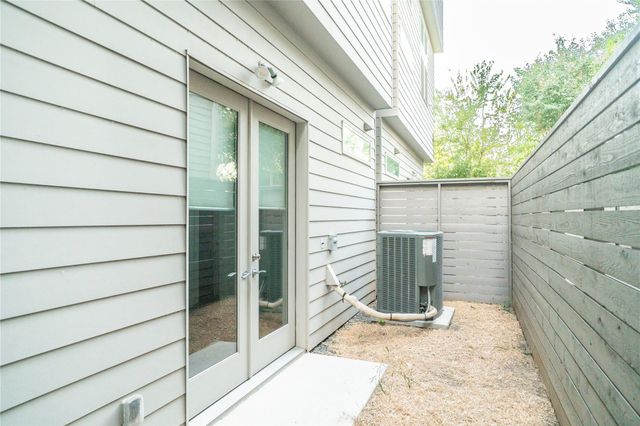 5869 E Post Oak Lane, Houston, TX 77055