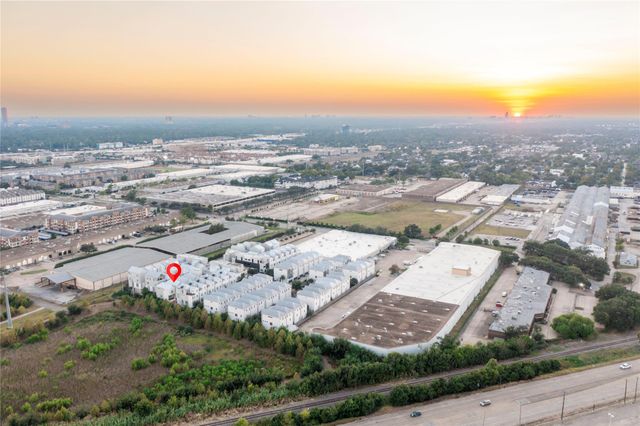 5869 E Post Oak Lane, Houston, TX 77055