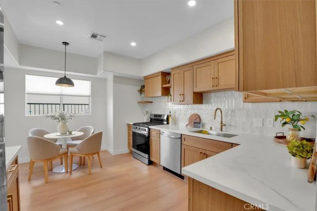 621 E Olive Avenue 106, Burbank, CA 91501