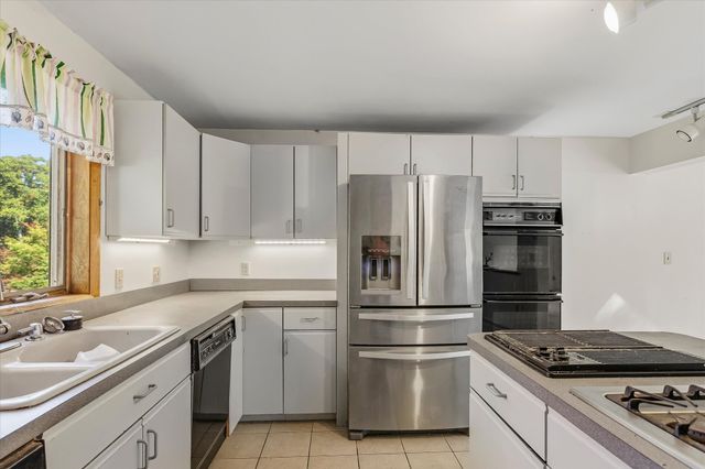 14 Buckingham Lane, Haverhill, MA 01835