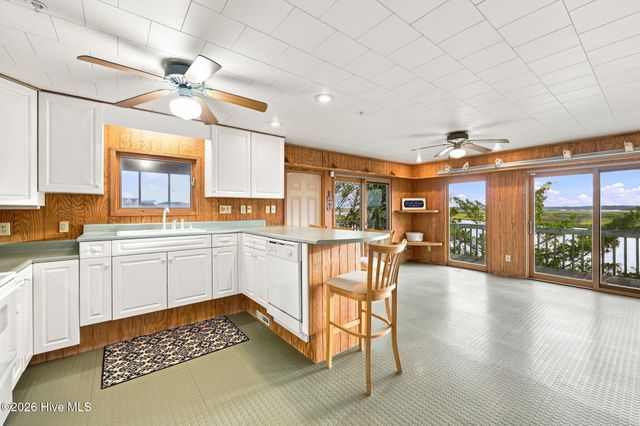 957 Broadway Street, Surf City, NC 28445