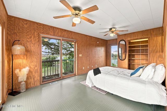 957 Broadway Street, Surf City, NC 28445