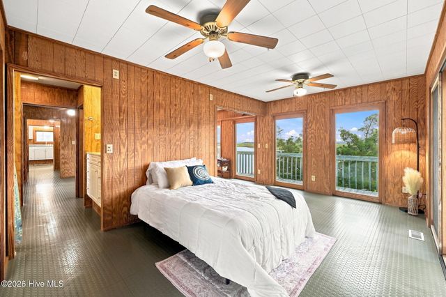 957 Broadway Street, Surf City, NC 28445