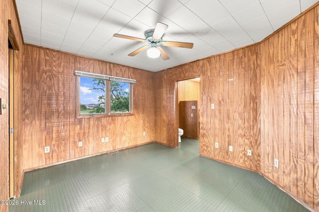 957 Broadway Street, Surf City, NC 28445