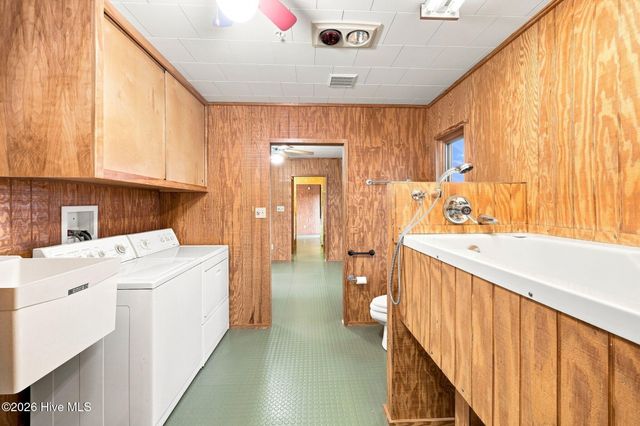 957 Broadway Street, Surf City, NC 28445