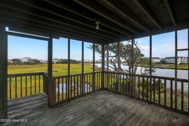 957 Broadway Street, Surf City, NC 28445