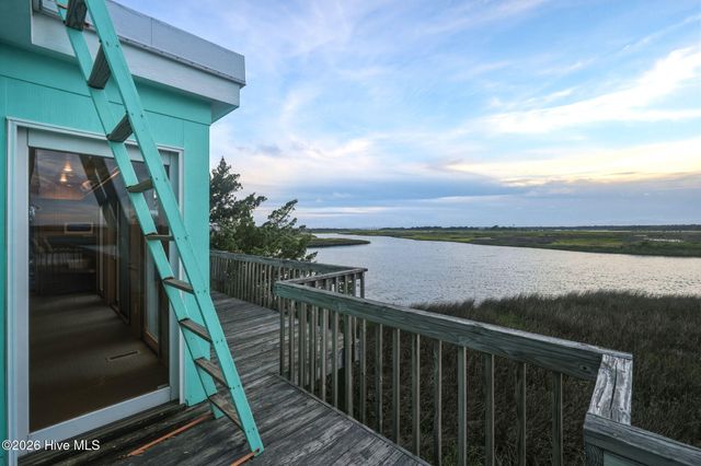 957 Broadway Street, Surf City, NC 28445