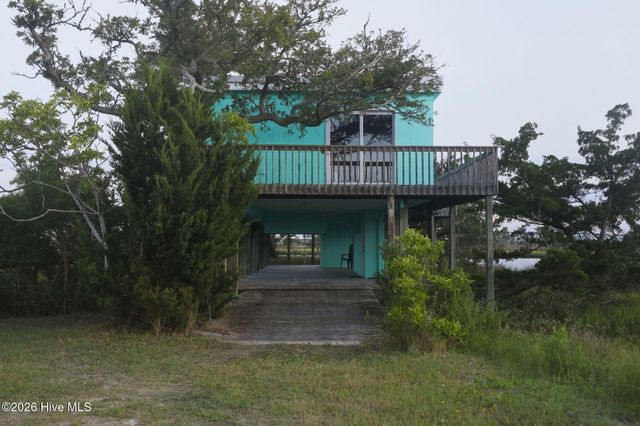 957 Broadway Street, Surf City, NC 28445