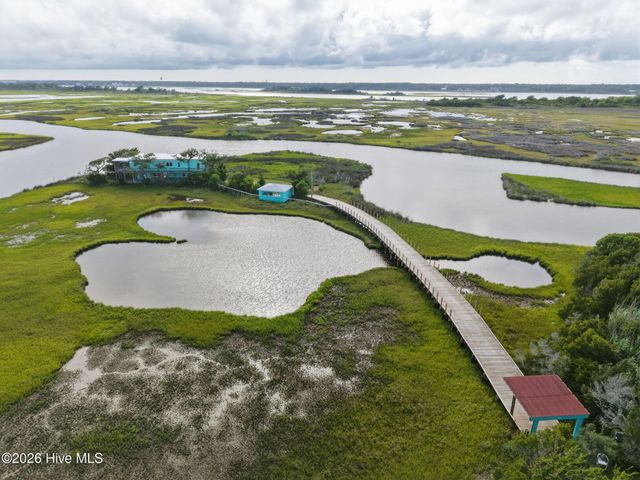 957 Broadway Street, Surf City, NC 28445