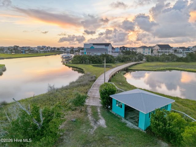 957 Broadway Street, Surf City, NC 28445