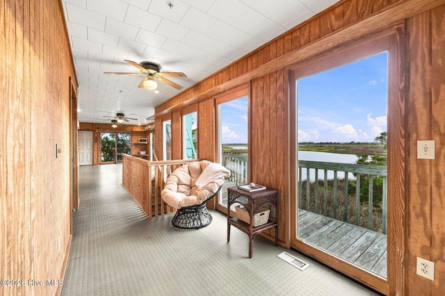 957 Broadway Street, Surf City, NC 28445