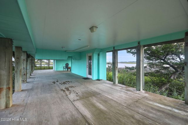 957 Broadway Street, Surf City, NC 28445