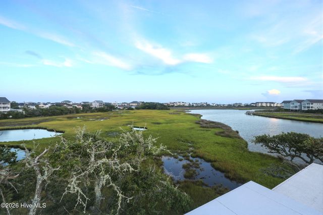 957 Broadway Street, Surf City, NC 28445