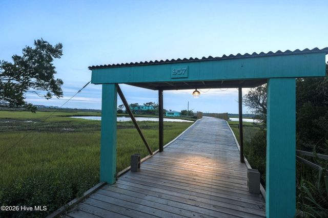 957 Broadway Street, Surf City, NC 28445