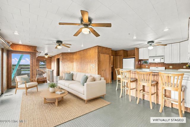 957 Broadway Street, Surf City, NC 28445