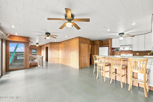 957 Broadway Street, Surf City, NC 28445