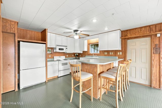 957 Broadway Street, Surf City, NC 28445