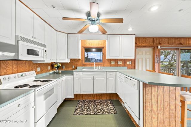 957 Broadway Street, Surf City, NC 28445