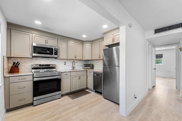 340 NW 19th Street 2020, Boca Raton, FL 33432