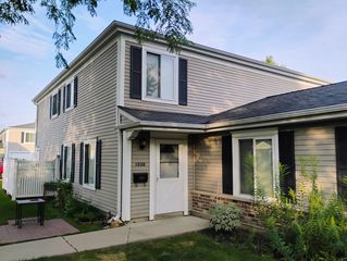 1226 COVE Drive, Prospect Heights, IL 60070