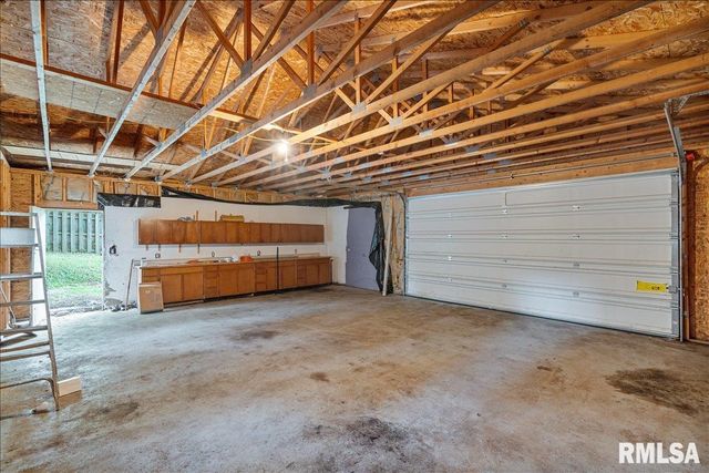 1220 COLLEGE Avenue, Davenport, IA 52806