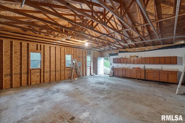 1220 COLLEGE Avenue, Davenport, IA 52806