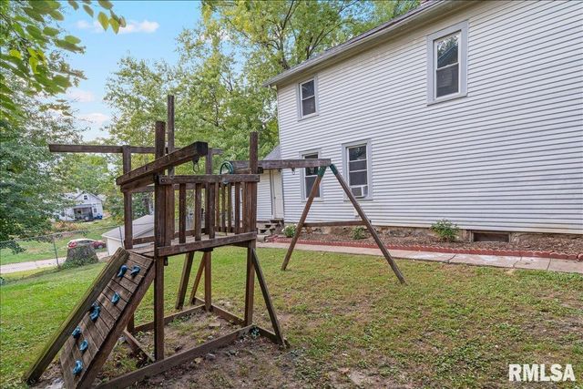 1220 COLLEGE Avenue, Davenport, IA 52806