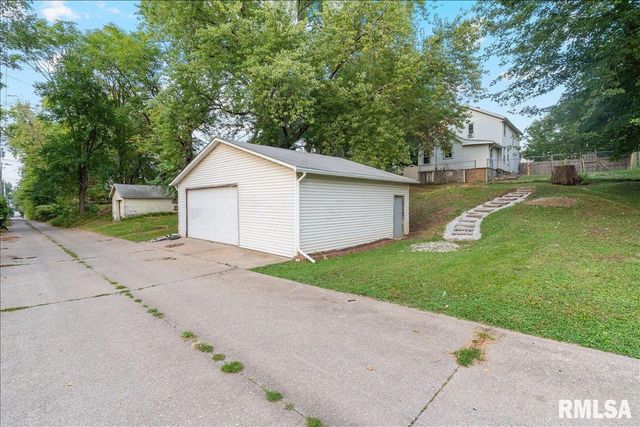 1220 COLLEGE Avenue, Davenport, IA 52806