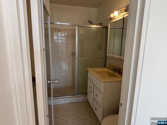 2100 Linwood Avenue 2G, Fort Lee, NJ 07024