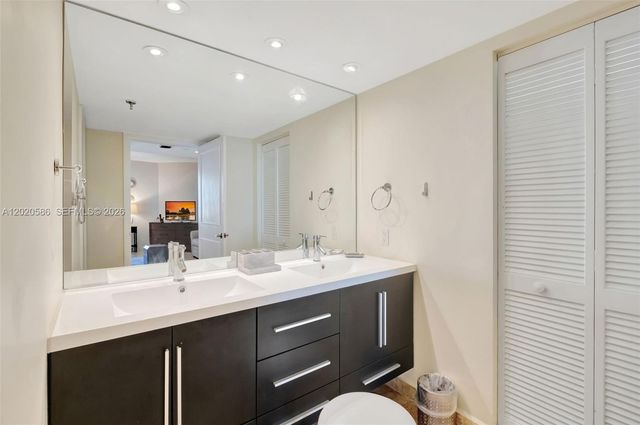 520 Brickell Key Dr A914, Miami, FL 33131