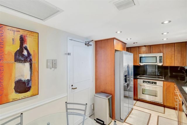 520 Brickell Key Dr A914, Miami, FL 33131