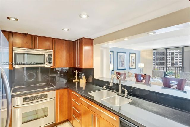 520 Brickell Key Dr A914, Miami, FL 33131