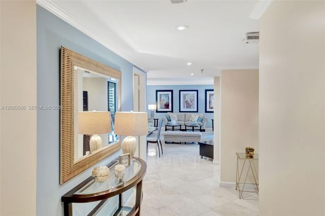 520 Brickell Key Dr A914, Miami, FL 33131
