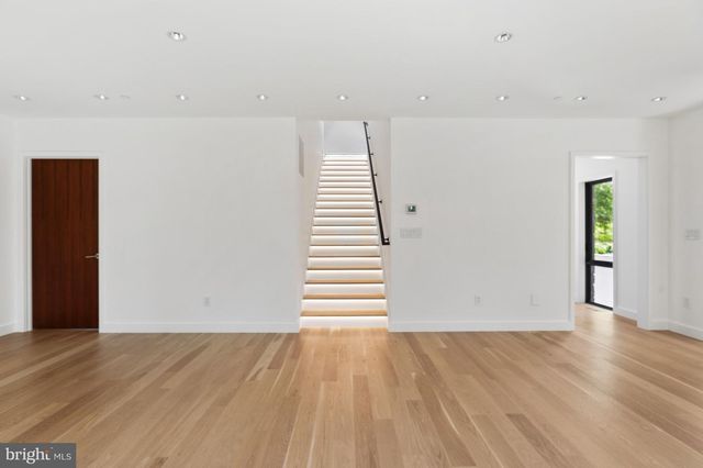 2920 ALBEMARLE ST NW, Washington, DC 20008