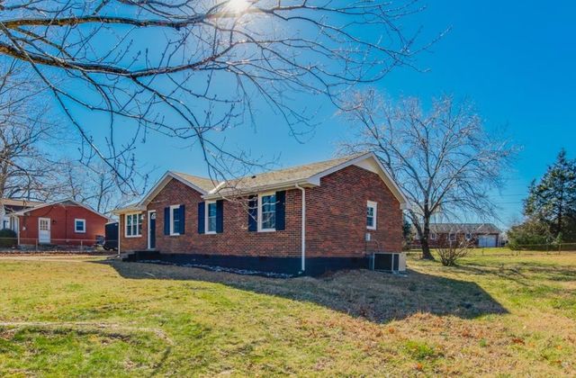 816 Garrettsburg Rd, Clarksville, TN 37042