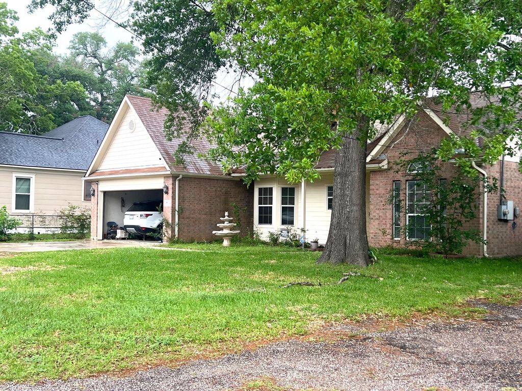 714 Fowlkes Street, Sealy, TX 77474