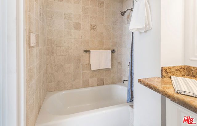 17366 W Sunset Boulevard 201, Pacific Palisades (los Angeles), CA 90272